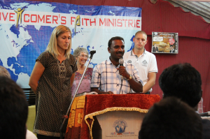 På møte i en liten menighet i Chennai.