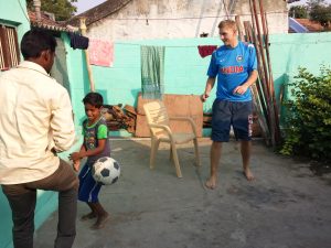 Fotballkamp i bakgården hos Chandra