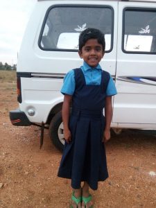 Keerthana på vei til skolen